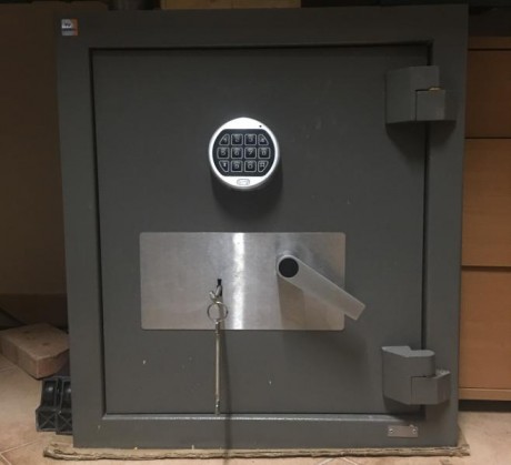 Armero para armas cortas o caja fuerte marca ARFE modelo 7500-2 grado resistencia parcial IV total V norma 00