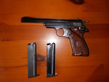 se vende pistola star modelo fr sport.
calibre 22 lr
cañon 15 cm.
 2 cargadores.
esta en Madrid.
precio 00