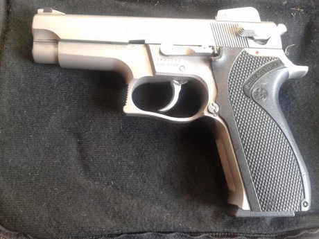 Vendo esta S&W 5906 del 9PB. Este arma tiene muy pocos tiros, y su gatillo está afinado a 1,5 kg
Pido 00