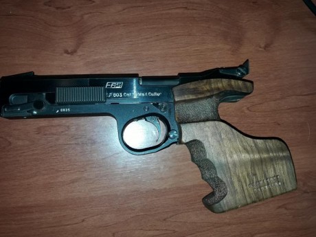 Vendo FAS Cal.32 tiene algunas marcas de uso en general buen estado, con dos cargadores, dos cachas anatomicas 01