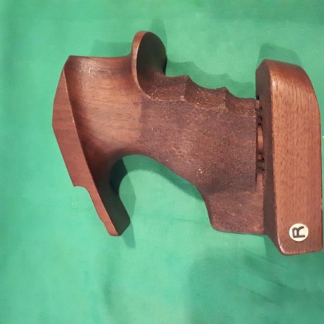 Pues eso se vende cacha rink diestra talla m(esta entre m y s de la que trae de fabrica)no tiene retoques 10