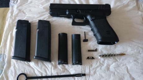 Vendo Glock 21 4ªGen cal. 45 ACP con muy poco uso. Incluye dos cargadores y el kit deportivo con miras 01