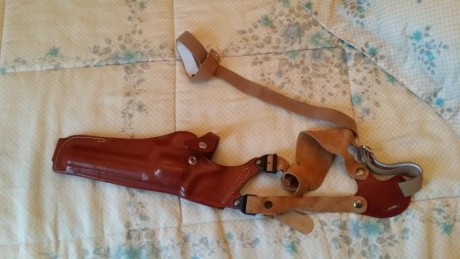 Vendo funda de revolver de cuero nueva para armas de 6" de cañon
30 euros contesto por cuero revolver. 00
