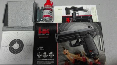 Se vende pistola hk usp de 4,5mm de co2, nueva, sólo usada una vez en verano, incluye diana-tragabalines 01