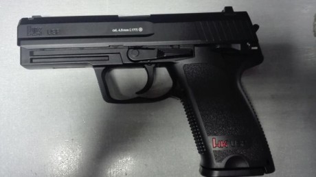 Se vende pistola hk usp de 4,5mm de co2, nueva, sólo usada una vez en verano, incluye diana-tragabalines 00