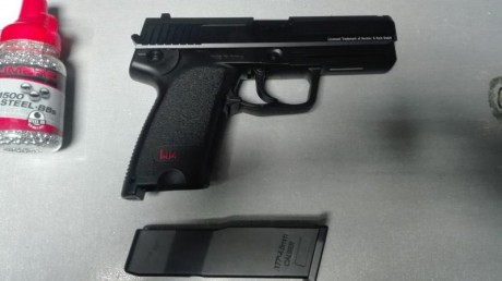 Se vende pistola hk usp de 4,5mm de co2, nueva, sólo usada una vez en verano, incluye diana-tragabalines 20
