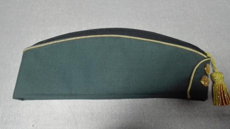 Se vende gorro cuartel Guardia Civil de oficial,nuevo, de calidad, interior de raso y cuero,talla grande.Precio 01