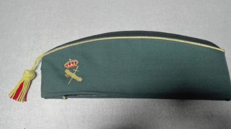 Se vende gorro cuartel Guardia Civil de oficial,nuevo, de calidad, interior de raso y cuero,talla grande.Precio 00