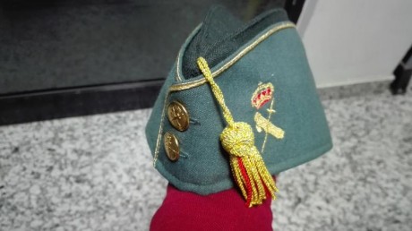 Se vende gorro cuartel Guardia Civil de oficial,nuevo, de calidad, interior de raso y cuero,talla grande.Precio 10