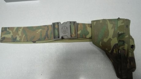 Se vende ceñidor y funda de pistola mimetizada Ejército Tierra, nuevos. Pvp 20 euros. 01