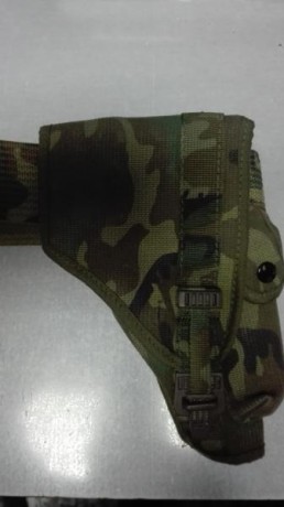 Se vende ceñidor y funda de pistola mimetizada Ejército Tierra, nuevos. Pvp 20 euros. 00