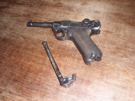 Hola.

Una bonita réplica de la mítica Luger P08 an calibre 177-bolas BB-Fucionamiento a base de C02
Es 11