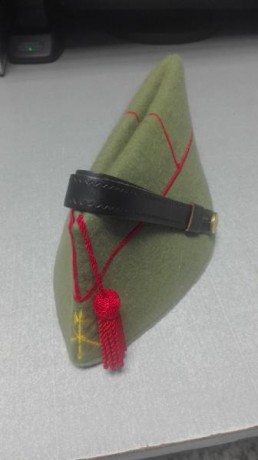 Se vende chapiri Legión Española, nuevo, de calidad, talla grande.Pvp 20 euros. 01