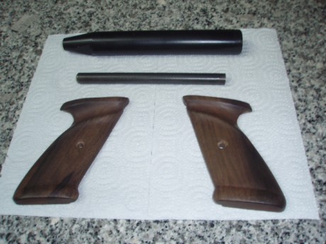 Hola,
Lote de accesorios para pistola Crosman modelo 2240 CO2.

Juego de cachas de madera, hechas por 02