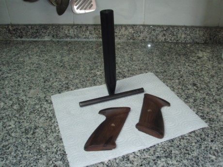 Hola,
Lote de accesorios para pistola Crosman modelo 2240 CO2.

Juego de cachas de madera, hechas por 01