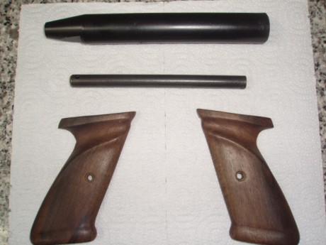 Hola,
Lote de accesorios para pistola Crosman modelo 2240 CO2.

Juego de cachas de madera, hechas por 00