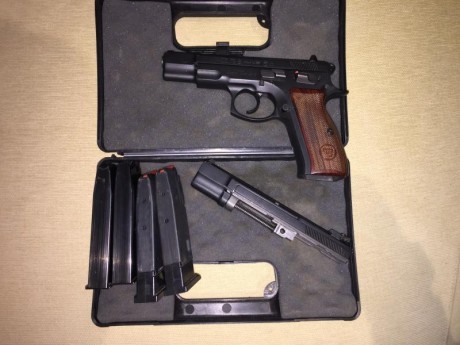 Vendo pistola CZ 75 B Omega más kit del calibre 0.22 Lr, 2 cargadores por cada, estuches originales y 01