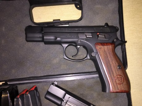 Vendo pistola CZ 75 B Omega más kit del calibre 0.22 Lr, 2 cargadores por cada, estuches originales y 00