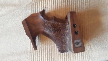 Hola,

Vendo cacha original Steyr para diestro de tamaño M para pistolas pcp LP10/LP50. La cacha está 02