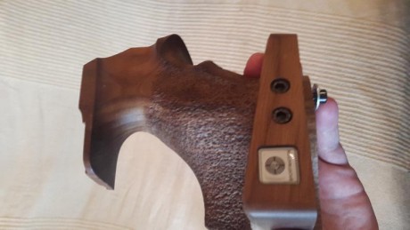 Hola,

Vendo cacha original Steyr para diestro de tamaño M para pistolas pcp LP10/LP50. La cacha está 10