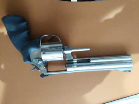Se venda pistolas una tonos suucenter mono tiro con dos juegos de visores calibre 357 maximagnun y 357 11