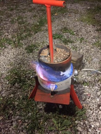 Ando buscando un crisol para alear el plomo. Estoy cansado del camping gas... perola.... salpicaduras 00