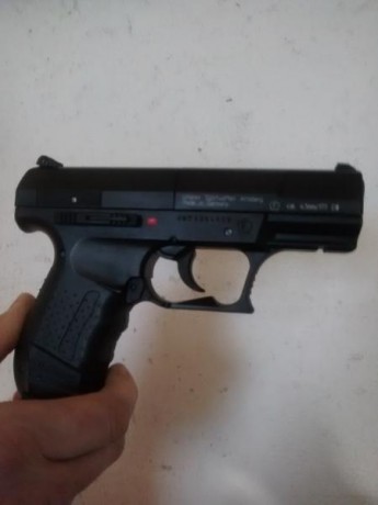 Hola, un amigo cambia esta pistola, funcionando bien, por detonadora cal. 9 mm. Con la Walther se adjuntan 01