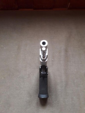 un amigo vende una pistola SPS de 9mm en 6 pulgadas , la pistola esta como nueva , tiene  muy pocos tiros 10
