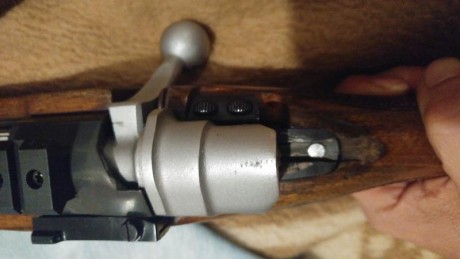 Vendo rifle semiautomatico browning cal.300wm, el rifle esta en buen estado , tiene 2 cargadores, 61cm 100