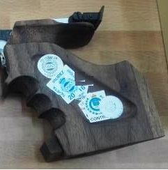 Hola, he adquirido una pistola Steyr LP2 compact para mi hija y la queda la cacha grande, es del 2014 00