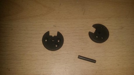 Hola, haciendo limpieza en los cajones me he encontrado piecerio completamente nuevo para fusil FR8.

Hay 02