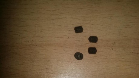 Hola, haciendo limpieza en los cajones me he encontrado piecerio completamente nuevo para fusil FR8.

Hay 31