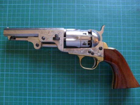 -Hola,
un amigo de Sevilla pone a la venta estas tres armas:

 -Revolver Pietta Colt Cas 1860 Cal.44.
 00