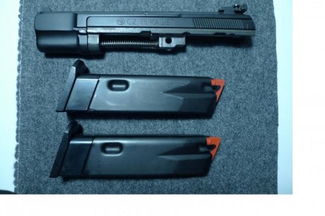 Vendo 
Kit cal 22 CZ75. 
Estado: muy bueno, ver fotos. Apenas lo he usado en mi CZ85.
250 €.

Saludos 01