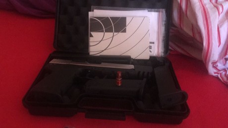 Hola, se vende (muy a mi pesar y por necesidad)  una preciosa HK USP match bicolor del 9 parabelum, dos 00