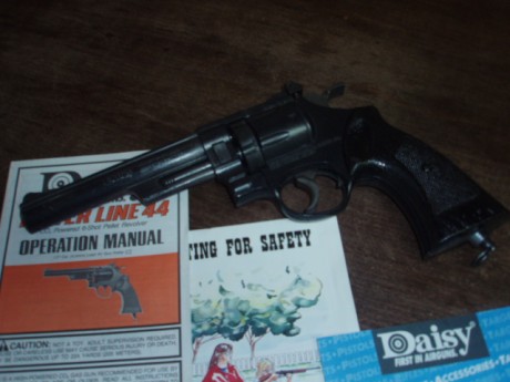 Hola
Liquido lo que queda que puse en venta.
Revolver Daisy Power line 44, Luger P08 CON FUNDA recambios 00