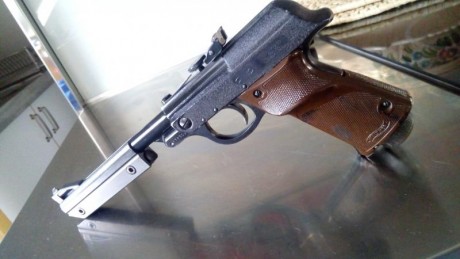 Saco un ejemplar de la famosa y mítica pistola de Walther en muy buen estado estético y funcional , incorpora 01