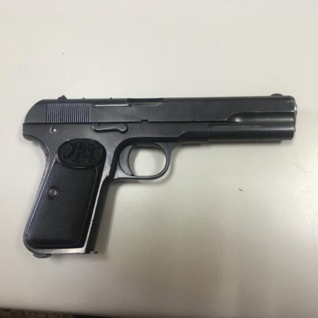 Dos pistolas de principios del siglo xx. Una astra del calibre 7,65, y una browning de 9mm. Las tengo 02