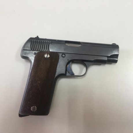 Dos pistolas de principios del siglo xx. Una astra del calibre 7,65, y una browning de 9mm. Las tengo 01