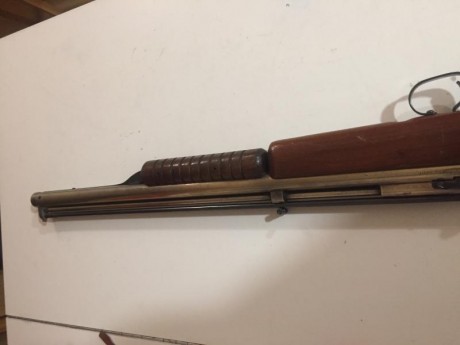 Se vende carabina de 1958 Benjamin modelo 3100 calibre 4.5 solo admite BB tiene un cargador de 100, es 01