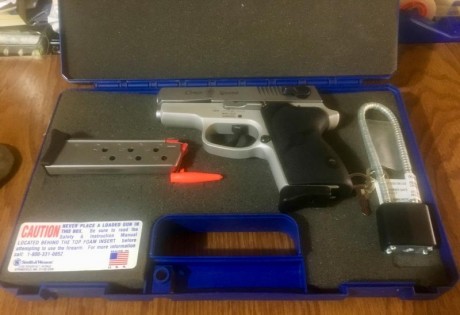Vendo pistola Smith & Wesson, modelo CS9 Chiefs Special. Incluye su caja original, cargador de repuesto, 02