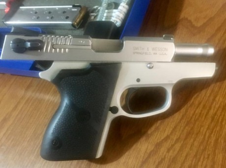 Vendo pistola Smith & Wesson, modelo CS9 Chiefs Special. Incluye su caja original, cargador de repuesto, 00