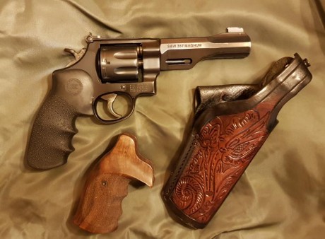 Vendo revolver Smith & Wesson TRR8, en calibre 357 Mg. con las cachas anatómicas y una funda de cuero
Pocos 02