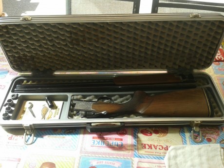 Hola. Un amigo me pide que le ponga a la venta está escopeta. Una laurona caza con 4 polichoques y maletin 02