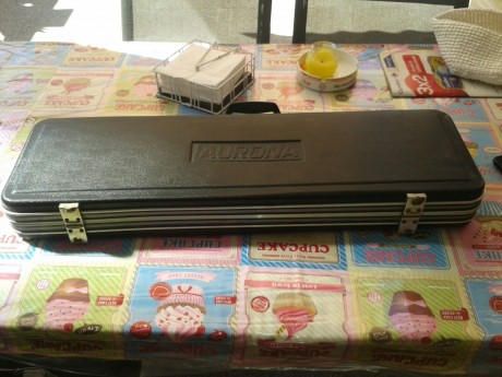Hola. Un amigo me pide que le ponga a la venta está escopeta. Una laurona caza con 4 polichoques y maletin 00