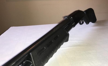 Vendo una mítica mossberg 500 del calibre 12 de corredera con capacidad para 5 cartuchos +1. Tiene equipado 01