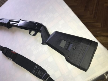 Vendo una mítica mossberg 500 del calibre 12 de corredera con capacidad para 5 cartuchos +1. Tiene equipado 12