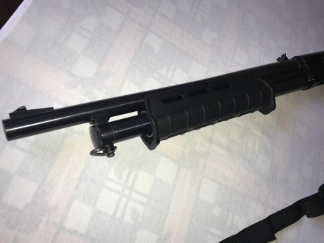 Vendo una mítica mossberg 500 del calibre 12 de corredera con capacidad para 5 cartuchos +1. Tiene equipado 11