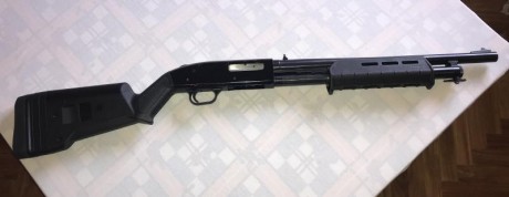 Vendo una mítica mossberg 500 del calibre 12 de corredera con capacidad para 5 cartuchos +1. Tiene equipado 10