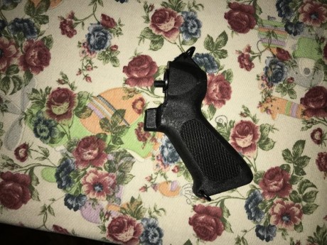 Vendo una mítica mossberg 500 del calibre 12 de corredera con capacidad para 5 cartuchos +1. Tiene equipado 40